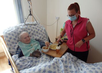 Stát selhává s plošným testováním v sociálních službách, Charita posílá ministrovi dopis