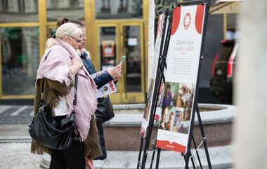 Deštivá sobota přilákala návštěvníky na streamované debaty Charity Česká republika