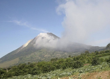 Charita pomáhá po výbuchu sopky Sinabung 