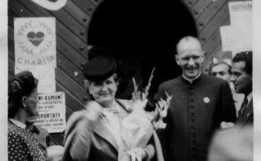 Paní Hana Benešová, choť presidenta republiky, navštívila 12. července 1945 Ústředí svazů katolické Charity v Praze. 