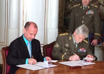 Česká armáda s Charitou společně zakládají Vojenský fond solidarity