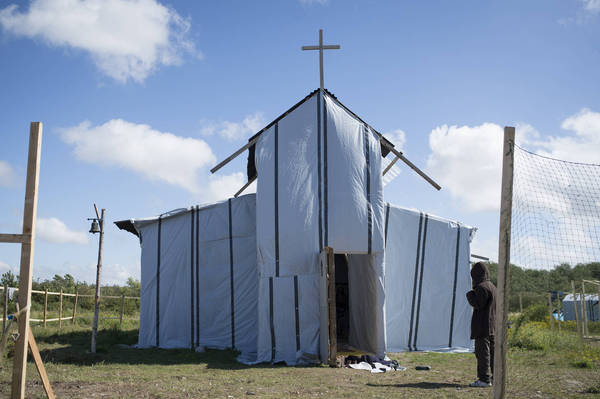 Kostel postavený obyvateli tábora Džungle 2 (Elodie Perriot/Secours Catholique)