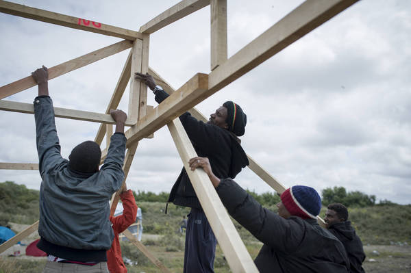 Stavba míst k setkávání v táboře Džungle 2 v Calais (Elodie Perriot/Secours Catholique)