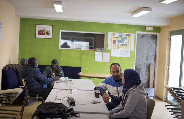 Poradna francouzské Charity Secours Catholique v Calais (Elodie Perriot/Secours Catholique)