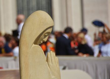 Čeští poutníci předali ve Vatikánu sochu sv. Anežky