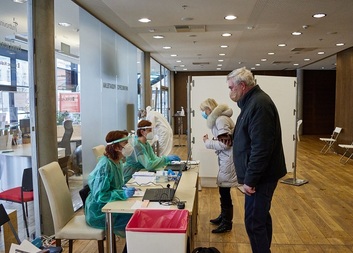 Charita stojí po boku nemocnicím, vydává respirátory chudým a pomáhá zoufalým