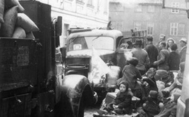 Příjezd repatriantů v květnu 1945 do Pětikostelní (Sněmovní) ulice v Praze. 