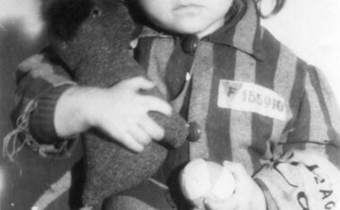 Španělské děvčátko procházející karantenou v Praze na cestě domů. Charita, květen 1945. 