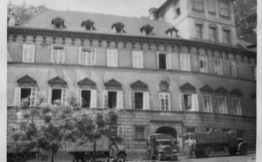 Dům v Pětikostelní (Sněmovní) ul. 13 na Malé Straně v Praze ve kterém v roce 1945 pomáhala Charita. 