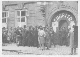 Sídlo Charity v Pětikostelní (dnes Sněmovní) ulici na Malé Straně, 1945