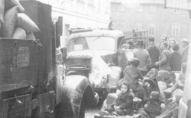 Pětikostelní, dnes Sněmovní ulice v Praze na jaře 1945