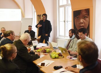 Zaměstnavatelé platí za zaměstnance s exekucemi statisíce korun ročně. O více než polovinu by mohlo 