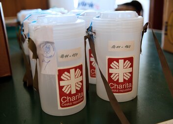 Do pokladniček Tříkrálové sbírky můžete přispět do neděle, poté ještě online