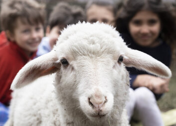 Před Velikonocemi se dětem zjevuje Daránek