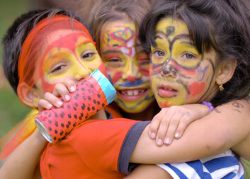 Pomozte Charitě svým nákupem prozářit černý pátek