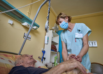 Stanovisko Charity Česká republika k obsahu článku autora Tomáše Lánského „Umři do měsíce, jinak nezaplatíme. Hospice bojují s pojišťovnami“