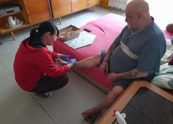 Video: Naše zdravotní sestry musí překonat spousty překážek, ale neztrácejí přitom smysl pro humor