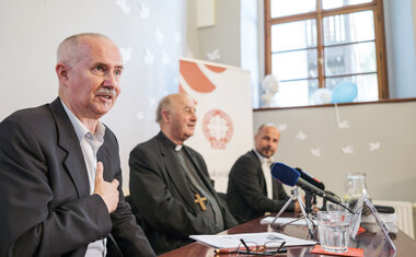 Tiskový mluvčí Charity ČR Jan Oulík, předseda České biskupské konference arcibiskup Jan Graubner, ředitel Charity ČR Lukáš Curylo, foto: Petr Lebeda