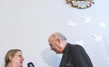 Arcibiskup Jan Graubner při rozhovoru s médii, foto: Petr Lebeda