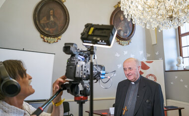 Arcibiskup Jan Graubner při rozhovoru s médii, foto: Petr Lebeda