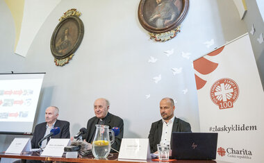 Tiskový mluvčí Charity ČR Jan Oulík, předseda České biskupské konference arcibiskup Jan Graubner, ředitel Charity ČR Lukáš Curylo, foto: Petr Lebeda