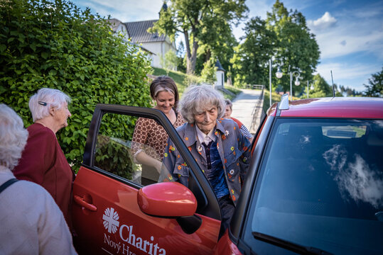 Když rodiče stárnou daleko: Jak zvládnout péči na dálku s pomocí Charity