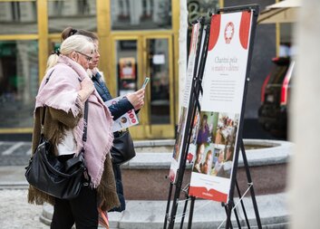 Deštivá sobota přilákala návštěvníky na streamované debaty Charity Česká republika