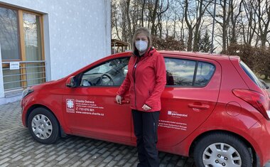 Zdravotní sestry mobilního hospice sv. Kryštofa Charity Ostrava vyráží k pacientům autem