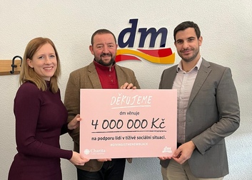 Charita Česká republika převzala od společnosti dm čtyřmilionový šek na podporu osob v tíživé životní situaci