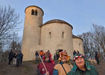 Tříkrálová sbírka odstartovala průvodem a výstupem koledníků na Říp