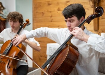 „Věřím, že hudba léčí,“ říká mladý violoncellista Jan Petrov