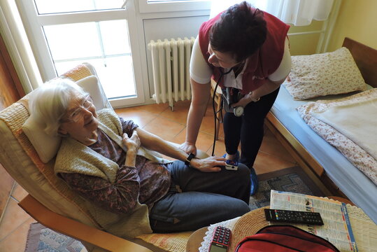 Za pacientem vyrážíme i na sněžném skútru