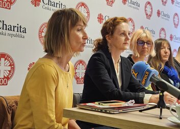Dobročinné organizace píší vládě – chybí peníze na sociální služby, což se společnosti vymstí