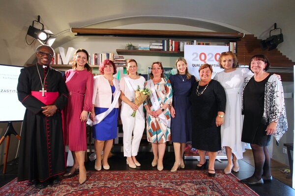 zleva: Jude Thaddeus Okolo, Adéla Gondíková, Beáta Dulawová, Renáta Prokopcová, Martina Balgová, Sabina Laurinová, Miloslava Machovcová, Bára Munzarová, Ludmila Kučerová