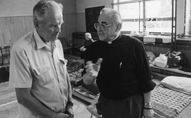 Olomouc – kardinál Miloslav Vlk mezi evakuovanými lidmi