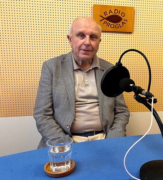 Profesor Jan Starý při natáčení podcastu ChariTALK