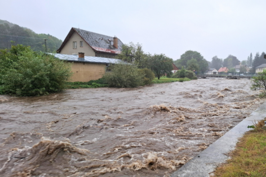 Charitní pracovníci v obcích zasažených povodněmi