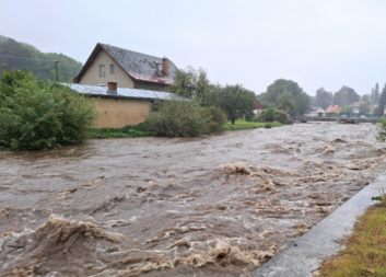 Charitní pracovníci v obcích zasažených povodněmi