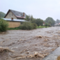 Charitní pracovníci v obcích zasažených povodněmi