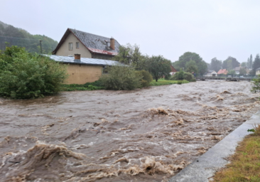 Charitní pracovníci v obcích zasažených povodněmi