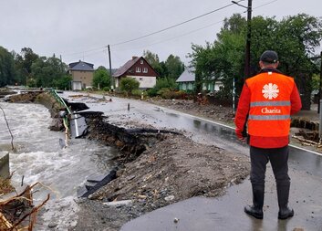 Čtvrt roku po povodních: Charita stále pomáhá obětem, pomáhají peníze z veřejné a kostelní sbírky