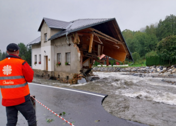 Půl roku po povodních: Charita Česká republika pokračuje v pomoci těm nejzasaženějším