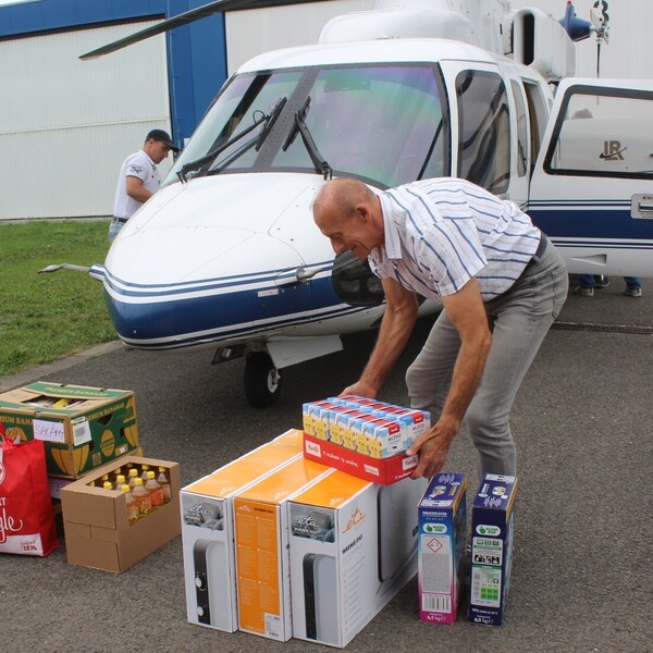 Na vlastní náklady přepravoval vrtulníkem materiální pomoc pilot Marek Vašťák - Charita Uherské Hradiště