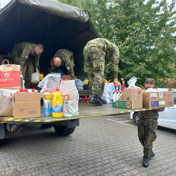 Do Charity Vyškov přijeli pomoci vojáci z Vyškova s nakládáním a dopravou