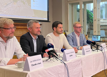 200 milionů na okamžitou pomoc zaplaveným domácnostem. Humanitární organizace se dohodly na společném postupu