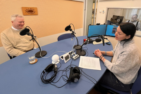 Host podcastu ChariTALK farář Vilém Marek Štěpán s moderátorkou Naděždou Hávovou