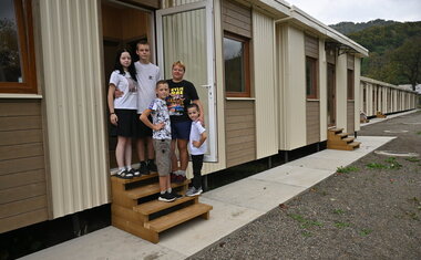 Důstojné ubytování v modulárních domcích pro uprchlíky na západě UK