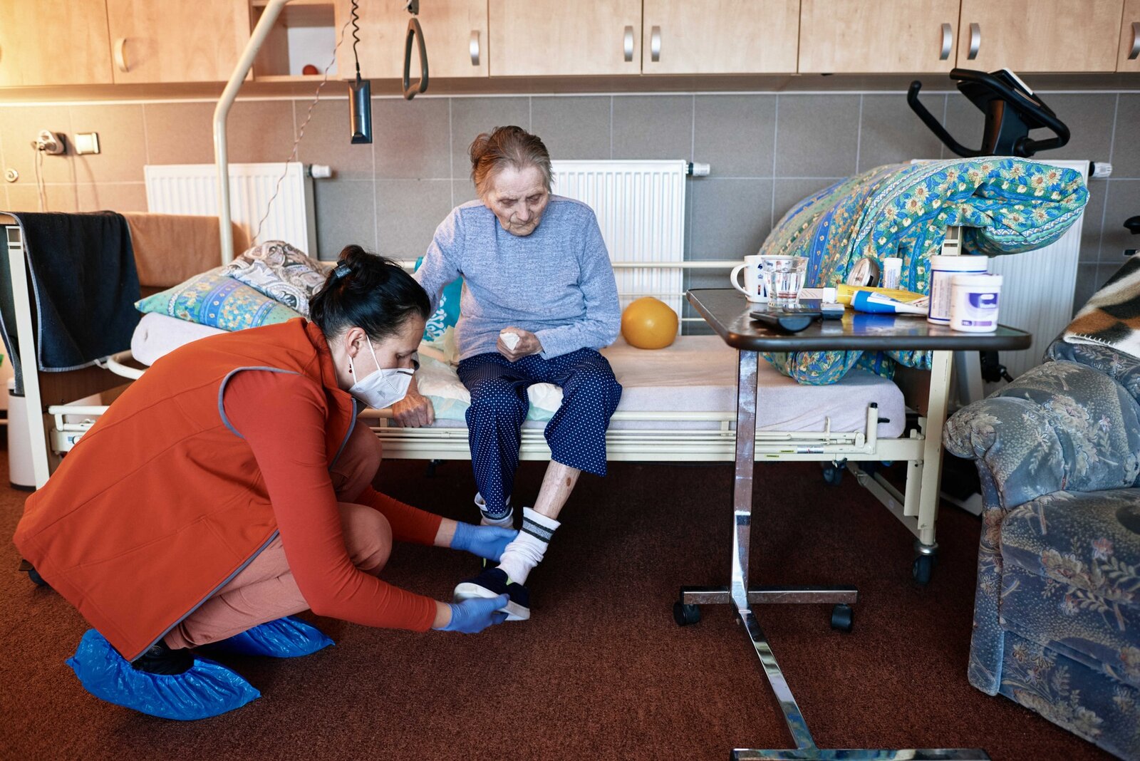 Foto: Paní Věra s charitní pracovnicí, zdroj: archiv Charita Tišnov