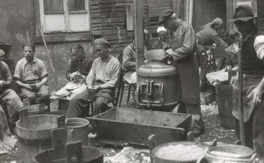Skupina dobrovlných pracovníků - příprava teplého jídla pro navrátilce, květen 1945