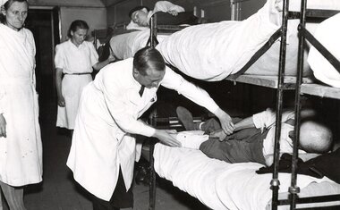 V repatriačním vlaku péče o navrátilce z koncentračních táborů. Praha, květen 1945